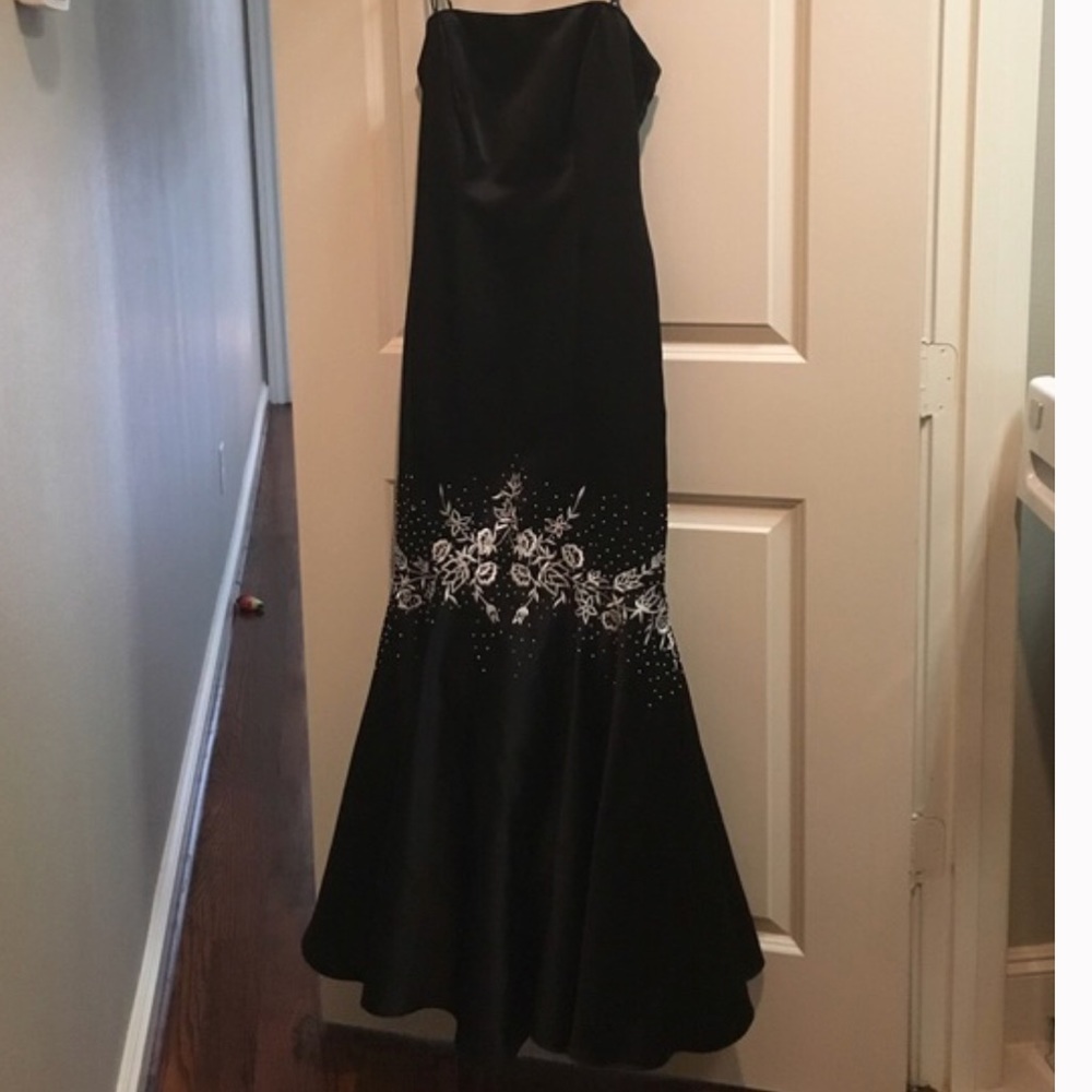 *Donating 4/1* Elegant Black gown w/ embroidery